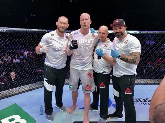 ADAM WIECZOREK ZWYCIĘŻA, PODCZAS UFC W SYDNEY!