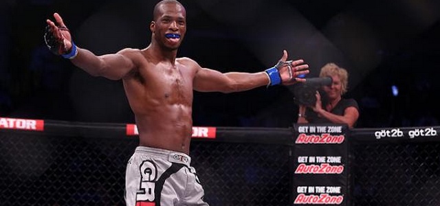 MICHAEL PAGE STOCZY DRUGĄ WALKĘ W BOKSIE