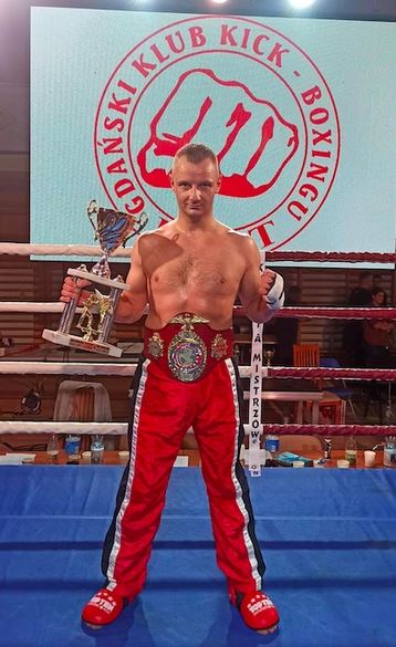 Adrian Durma z pasem mistrzowskim DFN na gali w Suszu